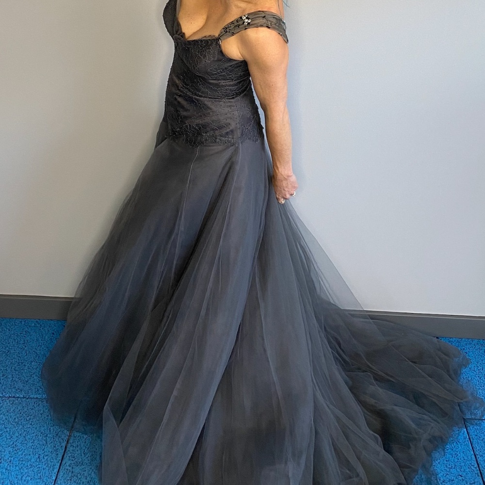 Monique Lhuillier Dark Grey tulle ballgown with train. (US8 )US10  Show stopper!